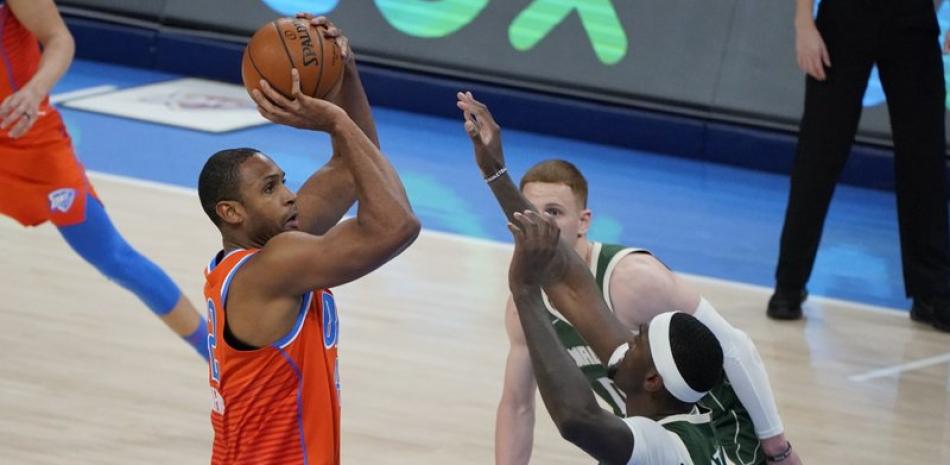 El pívot del Thunder de Oklahoma City Al Horford dispara sobre el pívot de los Bucks de Milwaukee Bobby Portis en la segunda mitad del juego en Oklahoma City. (AP Foto/Sue Ogrocki)