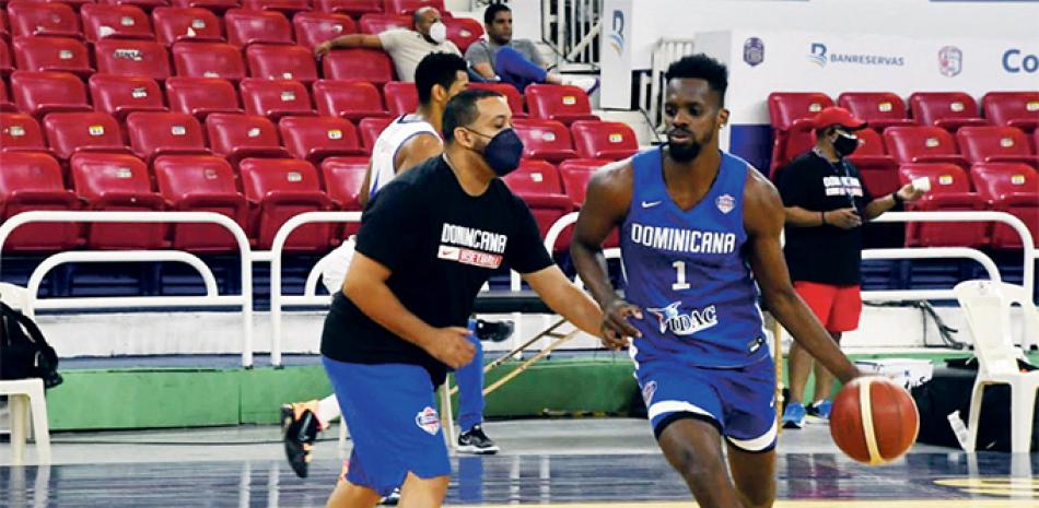 Juan Miguel Suero maneja el balón durante los entrenamientos del pasado fin de semana de la selección nacional de baloncesto masculino.