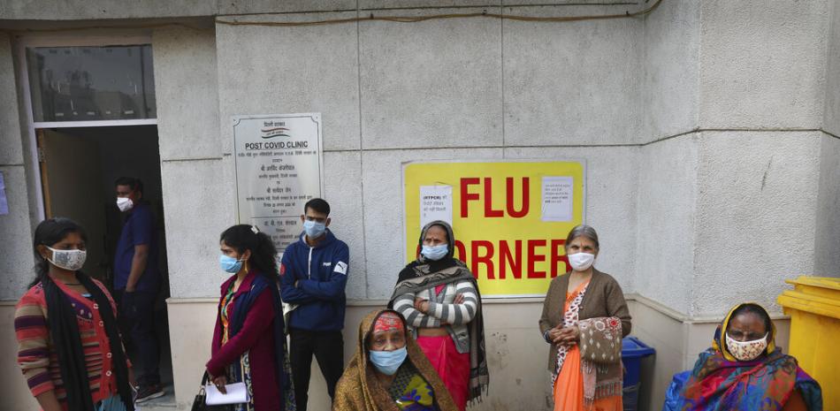 Gente esperando ante un centro de salud a hacerse una prueba de COVID-19 en Nueva Delhi, India, el jueves 11 de febrero de 2021.

Foto: AP/ Manish Swarup
