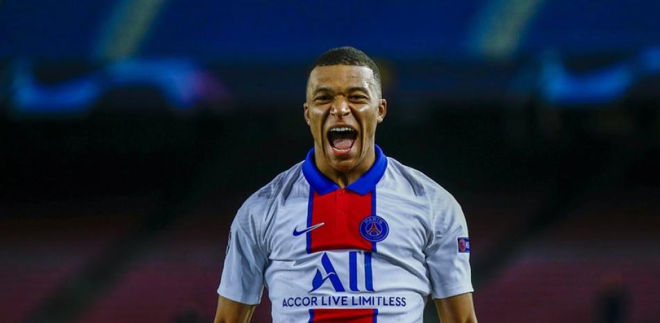 Kylian Mbappé celebra tras marcar el segundo gol del PSG en el partido contra el Barcelona en el partido de octavos de final de la Liga de Campeones, este martes.
