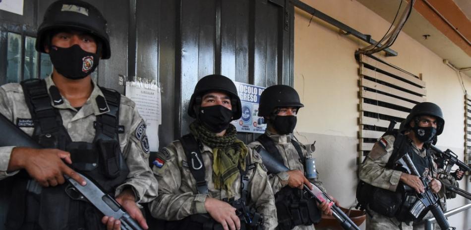 Los soldados montan guardia frente a la cárcel de Tacumbu después de un motín, en Asunción el 16 de febrero de 2021.

NORBERTO DUARTE / AFP