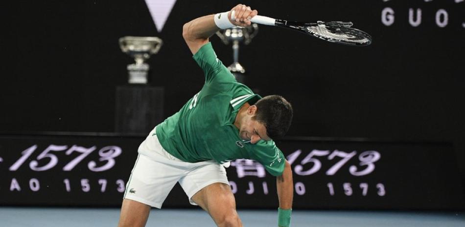 Novak Djokovic rompe su raqueta durante su partido contra Alexander Zverev por los cuartos de final del Abierto de Australia, este martes.