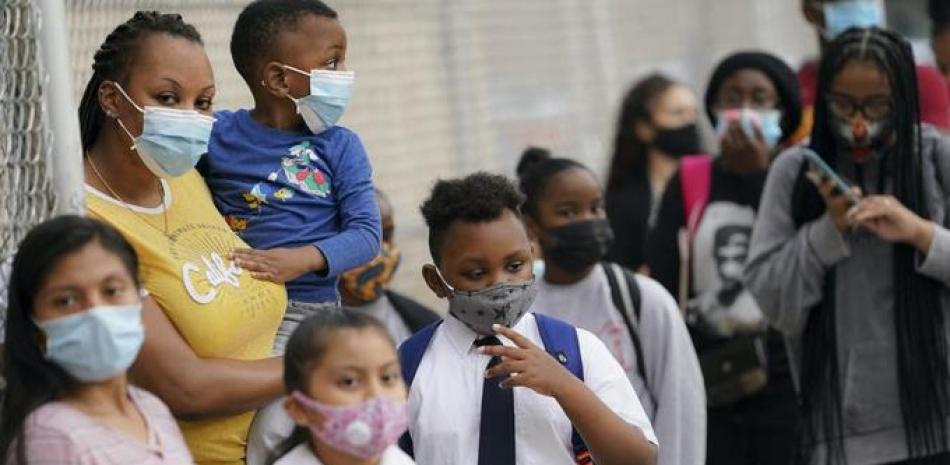 La mayoría de los niños no se enferman gravemente por COVID-19, pero aún pueden transmitir el virus.

Foto: AP/ John Minchillo