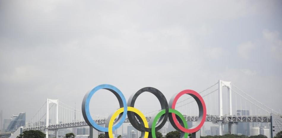 Los anillos olímpicos son trasladados en una barcaza por la Bahía de Tokio, el jueves 6 de agosto de 2020. .