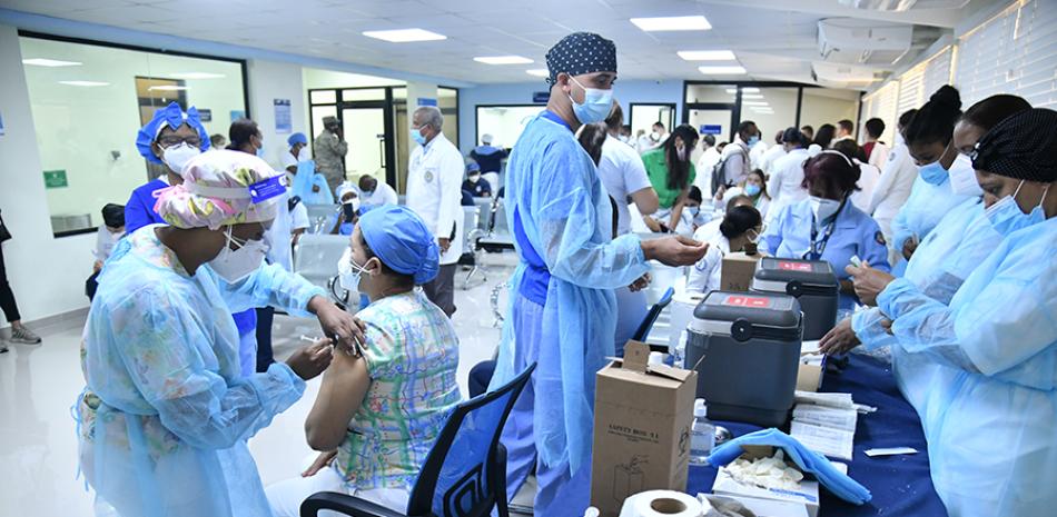 La vacuna comenzó a ser aplicada a la 7:00 de la mañana en el hospital militar Remón de Lara en la base aérea de San Isidro.
