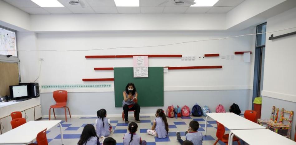 Raquel Echeverría dirige una clase de niños de 5 años el primer día de regreso a la escuela en medio de la pandemia de COVID-19 en Buenos Aires, Argentina, el miércoles 17 de febrero de 2021. (AP Foto/Natacha Pisarenko)