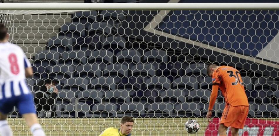 El arquero de Juventus Wojciech Szczesny y su compañero Rodrigo Bentancur (derecha) reaccionan tras el gol de Mehdi Taremi del Porto en el partido por los octavos de final de la Liga de Campeones, este miércoles.