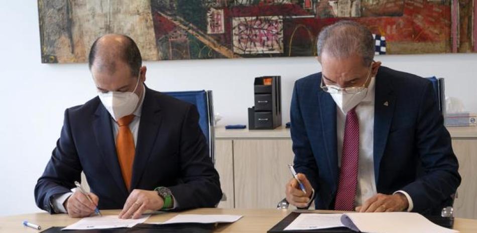 El ministro del Mescyt, doctor Franklin García Fermín, y el rector de Uneatlantico, doctor Rubén Calderón Iglesias, firmaron el acuerdo durante una ceremonia en la universidad española.