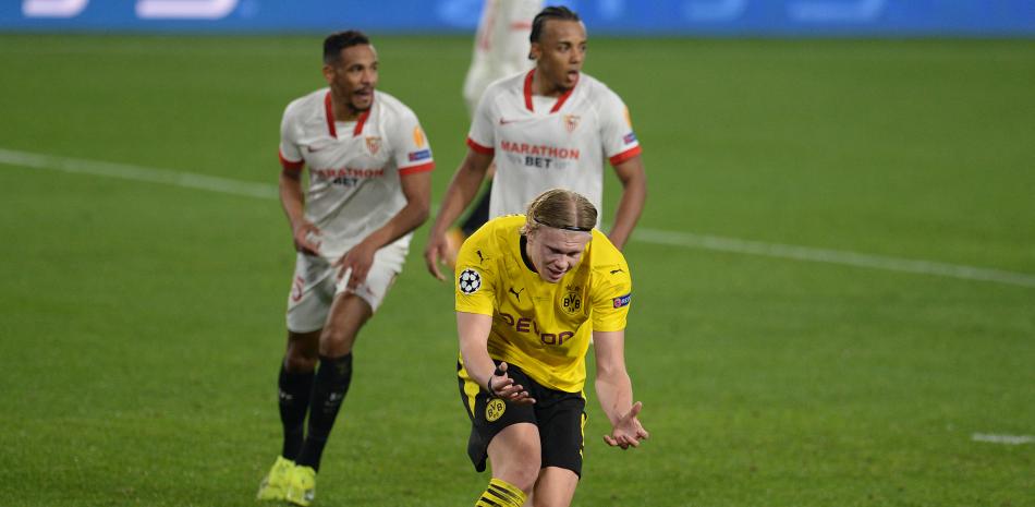 El delantero noruego del Dortmund, Erling Braut Haaland (delantero), reacciona después de perder una oportunidad de gol durante los octavos de final de la Liga de Campeones de la UEFA en el primer partido de fútbol entre el Sevilla FC y el Borussia Dortmund en el estadio Ramón Sánchez Pizjuan de Sevilla.