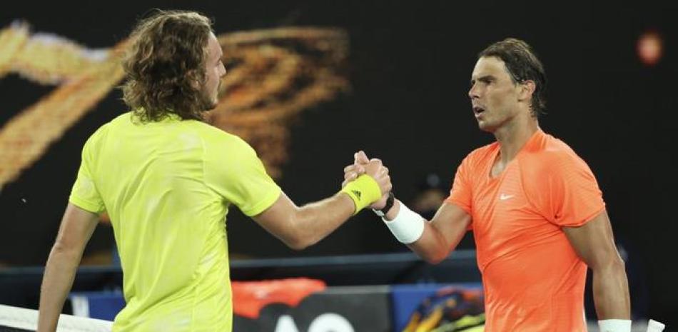 El griego Stefanos Tsitsipas, izquierda, recibe la felicitación de Rafael Nadal a quien derrotó en cuartos de final del Abierto de Australia en Melbourne, Australia, ESTE miércoles.
