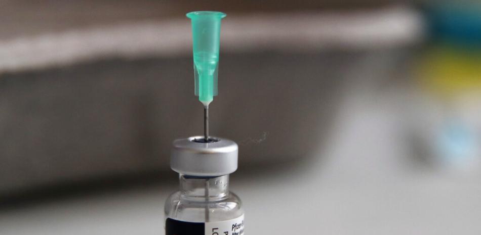 En esta imagen del 18 de enero de 2021, se ve una ampolleta de la vacuna de Pfizer-BioNTech contra el coronavirus mientras es preparada en el centro de vacunación del 3er distrito de París.

Foto: AP/ Francois Mori