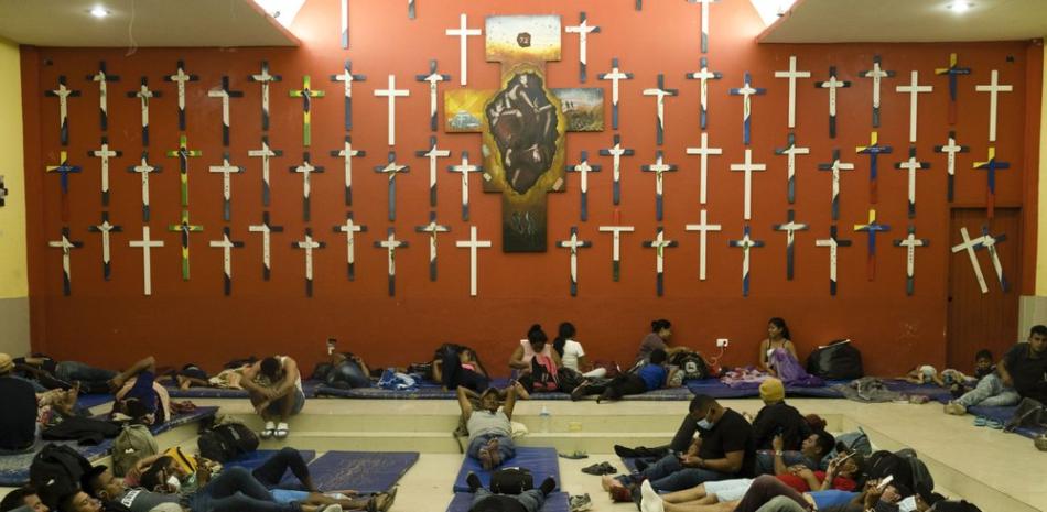 Migrantes centroamericanos descansan en el albergue "La 72" en Tenosique, en el estado de Tabasco, México, el 9 de febrero de 2021. En lo que va del año, el albergue ha atendido a casi 1.500 migrantes frente a los 3.000 de todo 2020, y a pesar de haber reducido su capacidad a la mitad por la pandemia del coronavirus. (AP Foto/Isabel Mateos)