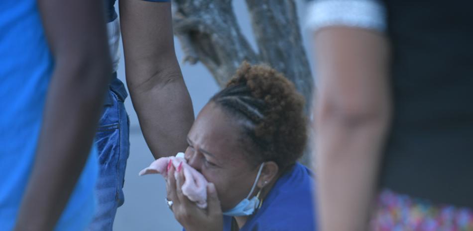 El fallecimiento de una señora por coronavirus provocó llantos entre sus familiares y vecinos. / JA MALDONADO/LISTÍN DIARIO