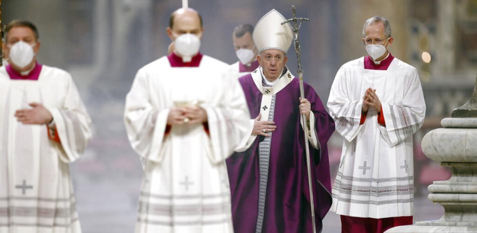 El papa Francisco llega a la Basílica de San Pedro para oficiar la misa del Miércoles de Ceniza, en el Vaticano, el miércoles 17 de febrero de 2021.

Foto: Guglielmo Mangiapane/Pool/AP