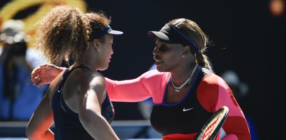 La japonesa Naomi Osaka recibe la felicitación de la estadounidense Serena Williams, a quien derrotó en la semifinal del Abierto de Australia. (AP Foto/Andy Brownbill)