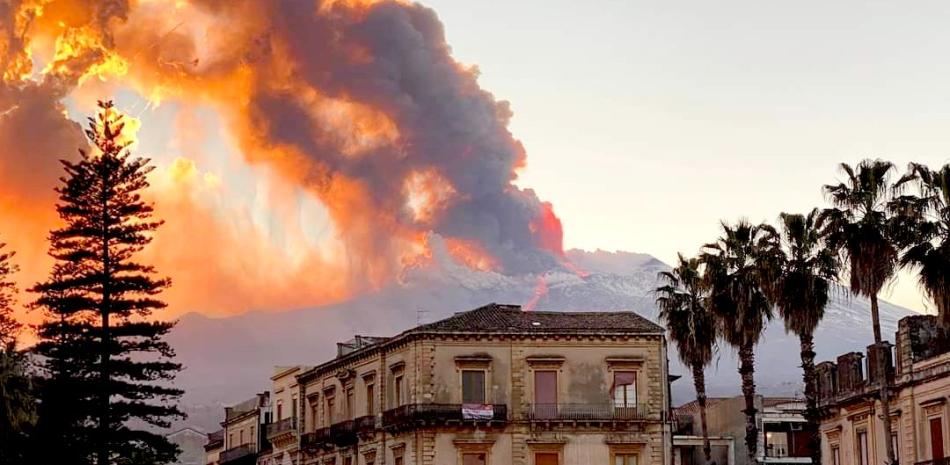 El monte Etna, el volcán más activo de Europa, arroja cenizas y lava, como puede verse desde Catania, en el sur de Italia, el martes 16 de febrero de 2021. (Davide Anastasi/LaPresse vía AP)