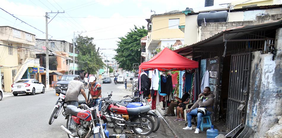 La obstrucción del paso por las aceras es un problema en la mayoría de los barrios de la capital. JA MALDONADO /