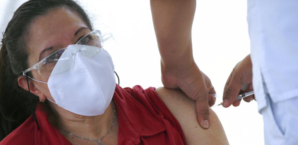 Una mujer recibe la vacuna de AstraZeneca contra el COVID-19 el martes 16 de febrero de 2021 en el distrito de Magdalena Contreras, en la Ciudad de México.

Foto: AP/Marco Ugarte