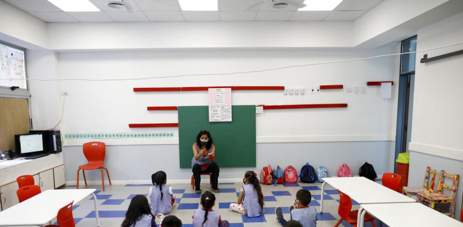 Raquel Echeverría dirige una clase de niños de 5 años el primer día de regreso a la escuela en medio de la pandemia de COVID-19 en Buenos Aires, Argentina, el miércoles 17 de febrero de 2021.

Foto: AP/ Natacha Pisarenko