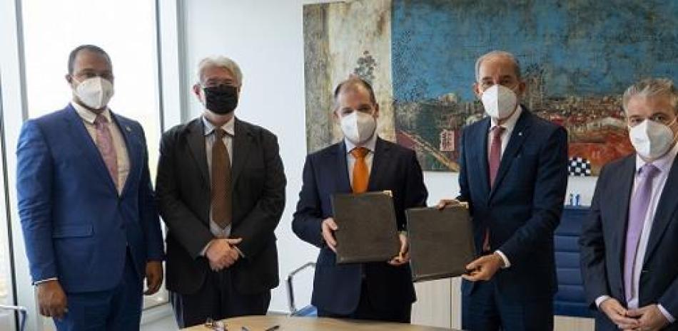 El Ministro del Mescyt, Franklin García Fermín, y el rector de Uneatlantico, Rubén Calderón Iglesias, firmaron el acuerdo durante una ceremonia en la universidad española.