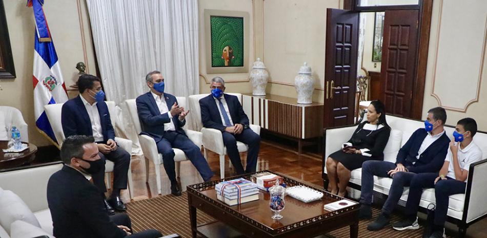 El presidente Luis Abinader conversa con el secretario general de la OMT, Zurab Pololikashvili.