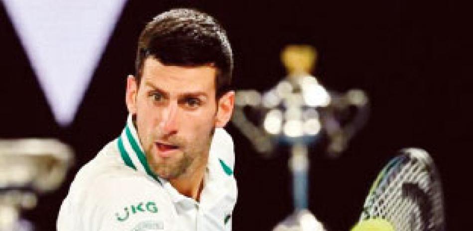 Novak Djokovic tuvo que emplearse a fondo para vencer al sorprendente novato ruso Aslan Karatsev.