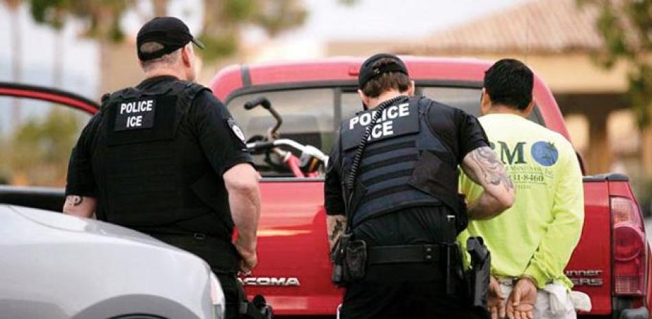 En imagen de archivo del 8 de julio de 2019, durante la Administración Trump, agentes del Servicio de Control de Inmigración y Aduanas de Estados Unidos (ICE por sus siglas en inglés), detienen a un hombre durante un operativo en Escondido, California. AP