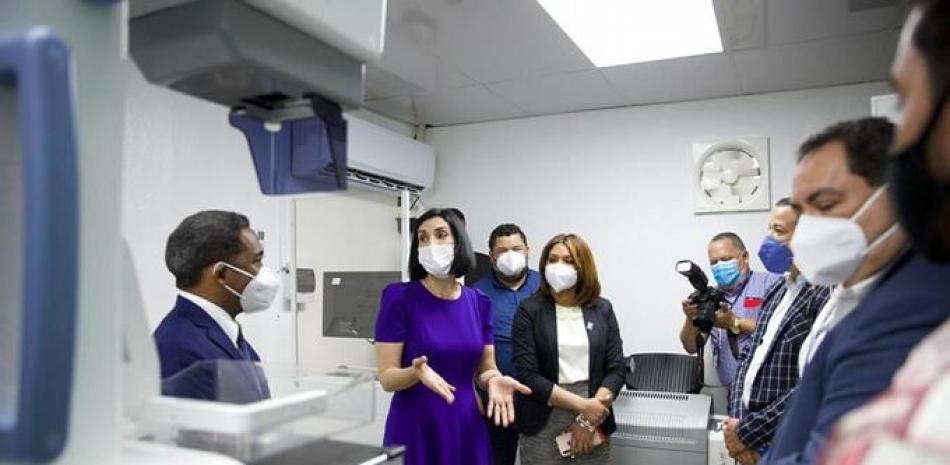 El personal del hospital especializado en tratar padecimientos de cáncer, recibió los equipos entregados por la primera dama, Raquel Arbaje, y el director del Servicio Nacional de Hospitales, Mario Lama.