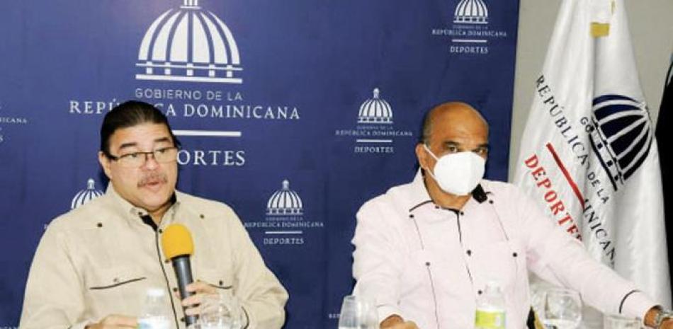 El ministro Francisco Camacho mientras hacía el anuncio en compñaía de Jorge Torres.