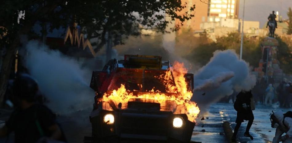 Un vehículo de Carabineros incendiado durante las protestas sociales en Chile - JOSÉ FRANCISCO ZUÑIGA/ AGENCIAUNO