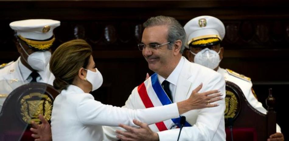 La vicepresidenta Raquel Peña y el presidente Luis Abinader en un saludo el 16 de agosto pasado, en la toma de posesión del poder político en República Dominicana. Este sábado 27 de febrero comparecerán otra vez ante las cámaras legislativas.