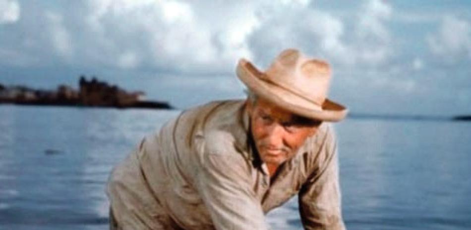 Spencer Tracy, en el papel del viejo Santiago como protagonista de la película “El viejo y el mar”.