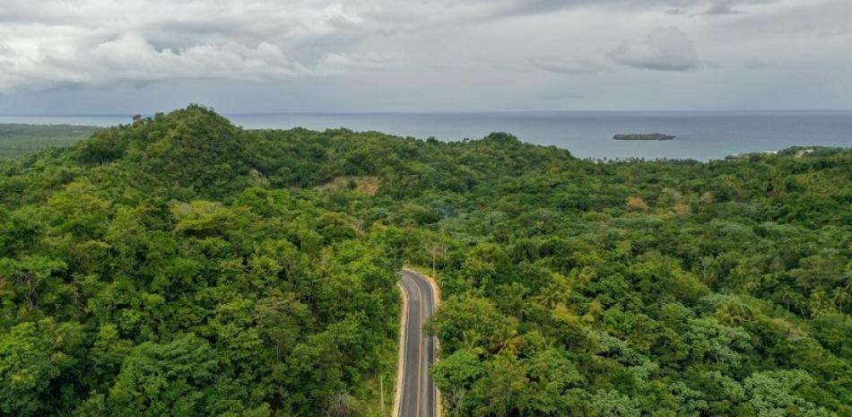 La carretera El Limón- Playa Morón en Samaná inaugurada ayer por el presidente Luis Abinader, con una inversión de RD$121.3 millones, tiene una longitud de 6.2 kilómetros. La obra incluyó la reconstrucción vial de los accesos a El Limón- Agua Sabrosa- Playa Morón- Punta Lanza del Norte. FUENTE EXTERNA/