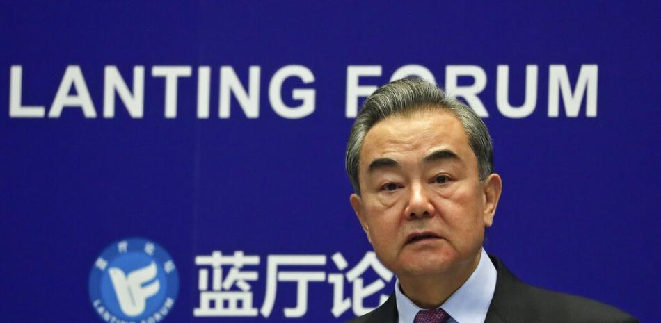 El ministro de Relaciones Exteriores de China, Wang Yi, habla durante el Foro Lanting, el lunes 22 de febrero de 2021, en Beijing.

Foto: AP/ Andy Wong