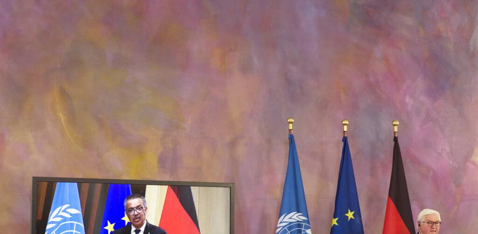 El presidente alemán Frank-Walter Steinmeier, derecha, y el director general de la Organización Mundial de la Salud Tedros Adhanom Ghebreyesus, en pantalla, en conferencia de prensa virtual en el palacio Bellevue en Berlín, Alemania, el lunes 22 de febrero de 2021. 

Foto: AP/ Markus Schreiber