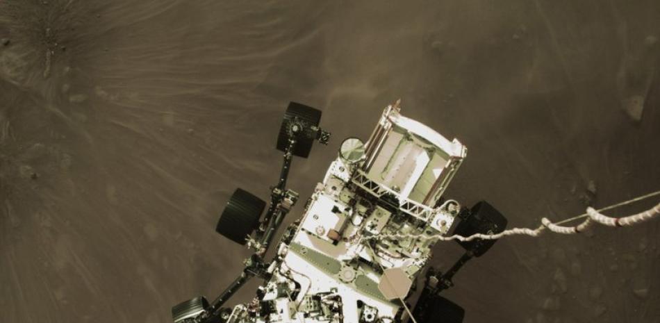 Esta fotografía del jueves 18 de febrero de 2021 facilitada por la NASA muestra el momento en el que la sonda rodante Perseverance baja sobre la superficie de Marte.

Foto: NASA