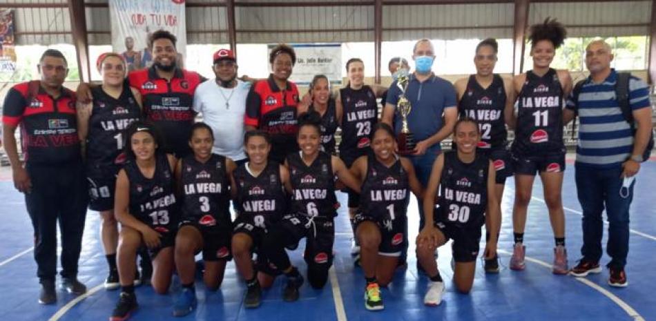 Integrantes del equipo de baloncesto femenino de La Vega que se coronó campeón del Torneo de Baloncesto Femenono.