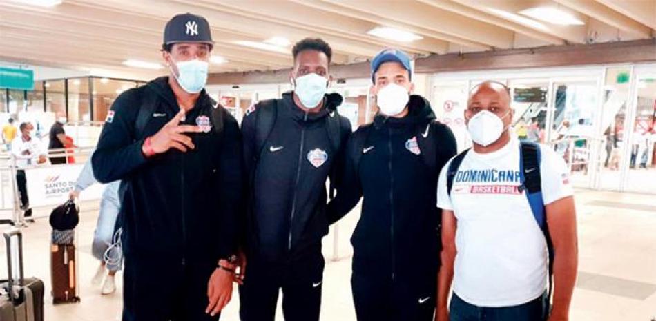 Los jugadores Juan Guerrero, Juan Miguel Suero, Mike Torres y el técnico José-Maíta- Mercedes a su llegada al país por el Aeropuerto Las Américas.