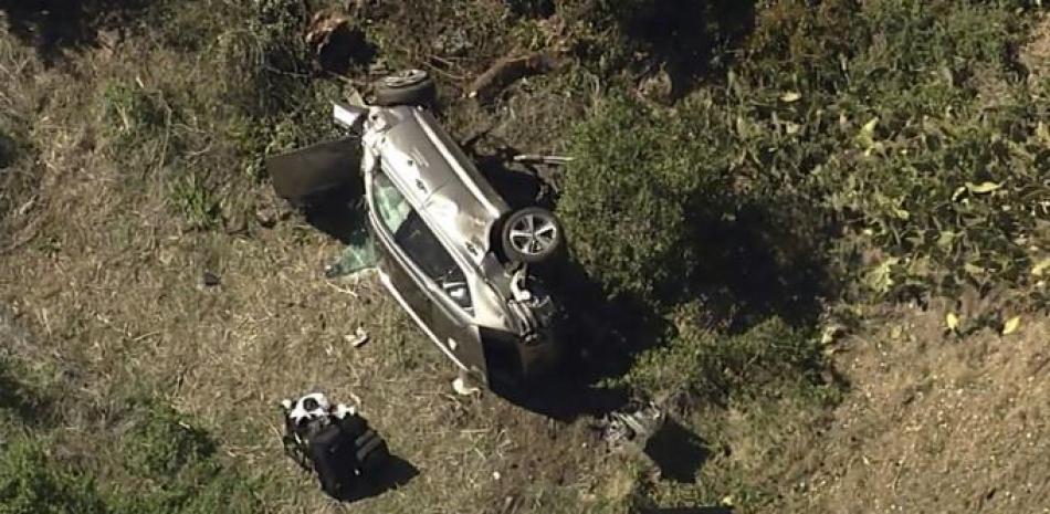 Esta imagen captada de un video de KABC-TV muestra el vehículo volcado de Tiger Woods en una ruta en la zona de Rancho Palos Verdes en Los Ángeles, este martes.