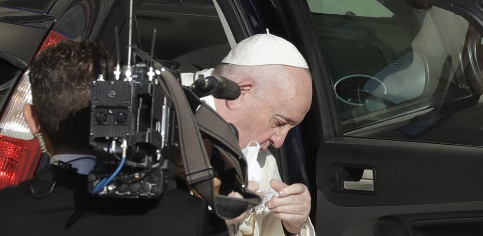 El papa Francisco se quita la mascarilla a su llegada a su audiencia general semanal en el Patio de San Dámaso, el miércoles 9 de septiembre de 2020.

Foto: AP/ Andrew Medichini