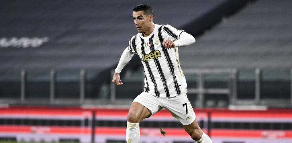 El delantero de la Juventus Cristiano Ronaldo avanza con el balón en el encuentro ante el Crotone en la Serie A. (Marco Alpozzi/LaPresse via AP)