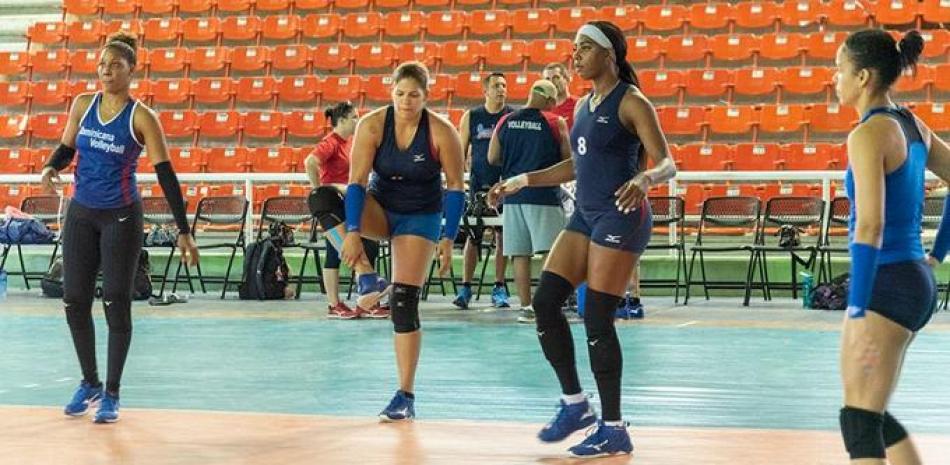 Una sesión de entrenamientos de la selección femenina en el Palacio del Voleibol Ricardo Gioriber Arias.