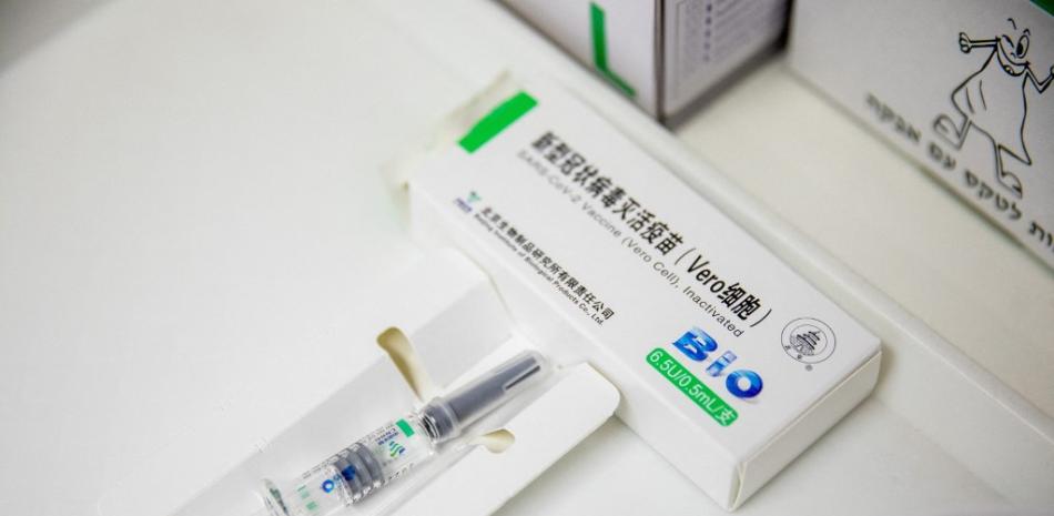 Una jeringa preparada con la vacuna Covid-19 desarrollada por la compañía Sinopharm de China se ve junto a un paquete del primer envío de vacunas Covid-19 desarrolladas por la compañía Sinopharm de China, en el Centro Clínico Albert Szent-Gyorgyi de la Universidad en Szeged, Hungría. el 24 de febrero de 2021, en medio de la pandemia de coronavirus Covid-19 en curso. Tibor ROSTA / PISCINA / MTI / AFP