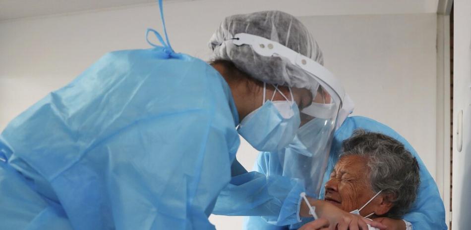 Una anciana recibe una dosis de la vacuna Sinovac Biotech CoronaVac de China para el COVID-19 en el Centro Especial para Mujeres José Joaquín Vargas en Sibate, Colombia, el miércoles 24 de febrero de 2021.

Foto: AP/ Fernando Vergara