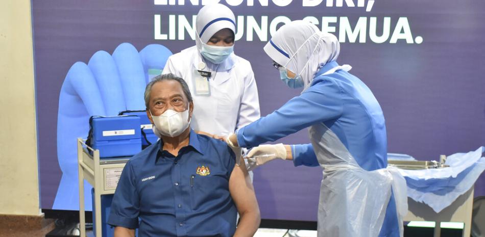 El primer ministro de Malasia, Muhyiddin Yassin, recibe la primera dosis de la vacuna de Pfizer-BioNTech contra el COVID-19 en una clínica en Putrajaya, Malasia, el 24 de febrero de 2021.

Foto: Ministerio de Salud de Malasia/ AP