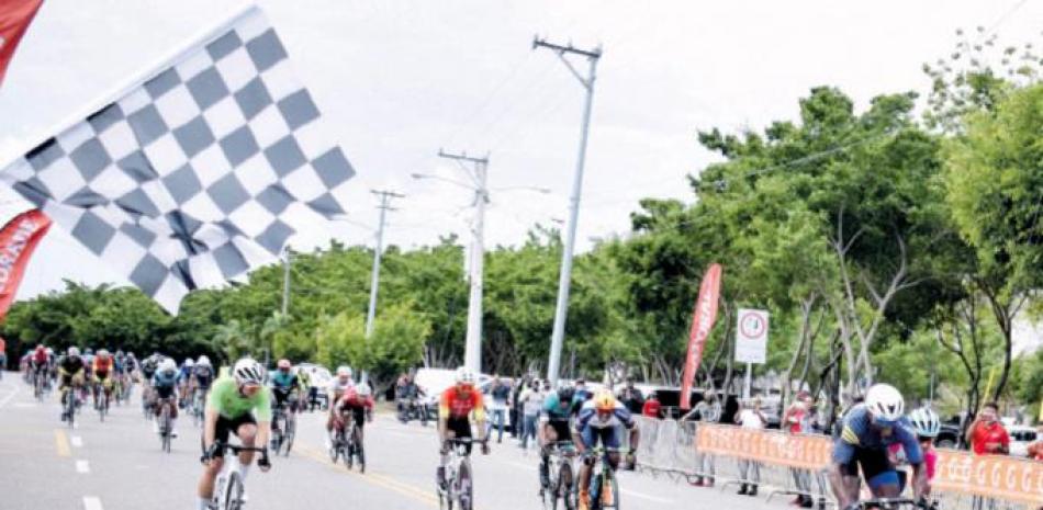 Jonathan Ogando al momento de cruzar la meta en la primera posición para lograr la segunda etapa de la Vuelta Ciclista Independencia.