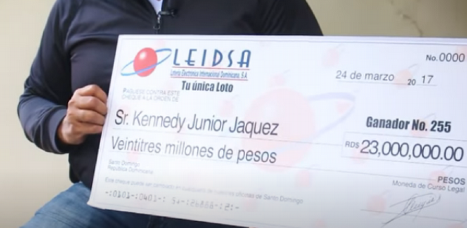 Cartón que muestra la cantidad ganada por Kennedy Jáquez. / Captura de video. Youtube: Lisandro Torres al Día