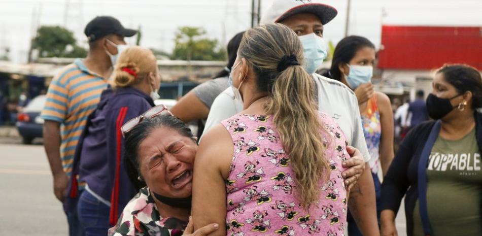 Familiares de reclusos lloran afuera de la prisión Centro de Privación de Libertad Zona 8 donde estallaron disturbios en Guayaquil, Ecuador. Foto: AP/Ángel Dejesus.