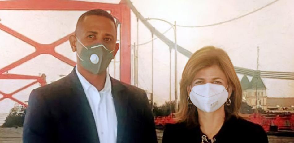 José Luis Aracena y Raquel Peña, durante el anuncio para realizar pruebas PCR a jugadores y familiares previo al inicio del torneo de baloncesto superior de Santiago.