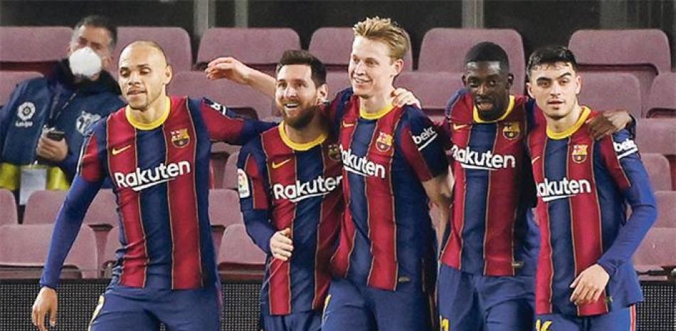 Lionel Messi celebra junto a sus compañeros tras anotar.